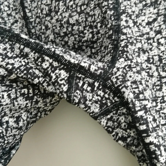 Lululemon Sole Training Mesh 22" Crop Leggings Black White Floral w Pockets 8 - Picture 11 of 14
